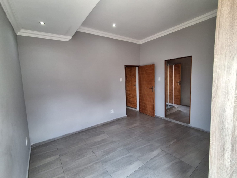 5 Bedroom Property for Sale in Wild Olive Estate Free State